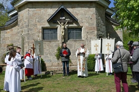 Bittprozession an der Weingartenkapelle (Foto: Karl-Franz Thiede)